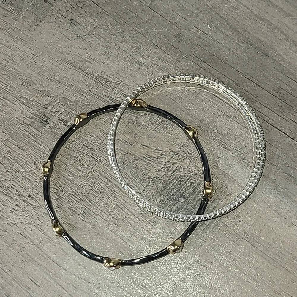 2 Bracelets - Picture 2 of 6